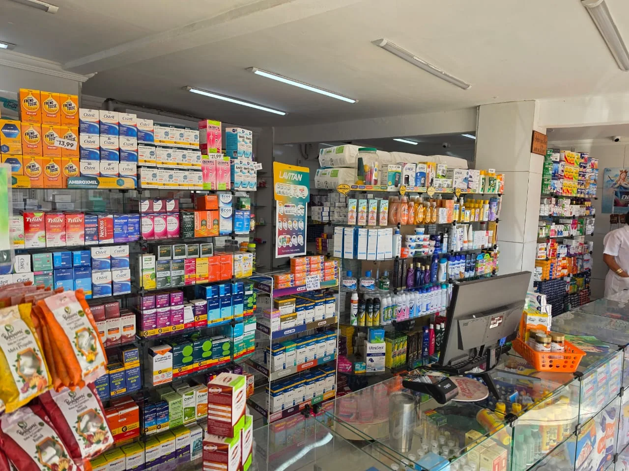 Interior da Farmácia São Severino com prateleiras de produtos